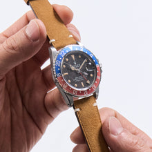 Load image into Gallery viewer, SAND SUEDE THE MUSEUM STRAP