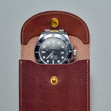 Load image into Gallery viewer, ENGLAND BRIDLE LEATHER SINGLE WATCH POUCH - CHESTNUT